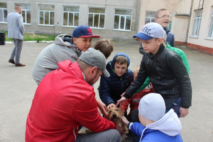 У Луцьку розпочалися заняття каністерапії (лікування за допомогою тварин) із вихованцями навчально-реабілітаційного центру. 